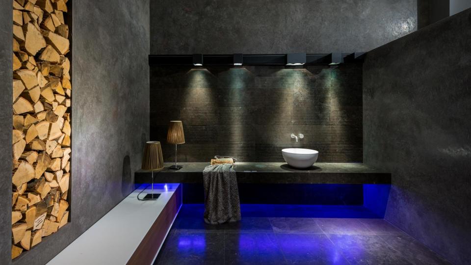 Plastikmöbel von Kartell in grellen Farben auf einem Messestand in Köln