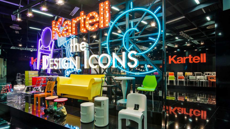 Badezimmer mit Naturstein und Holz, illuminiert in Szene gesetzt in einem Showroom