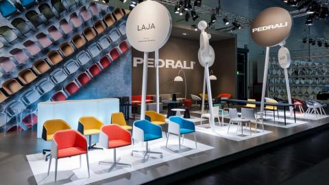 Farbige stühle, aufwendiger messestand