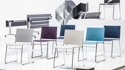 Klare linien, stahl und plasik als materialien