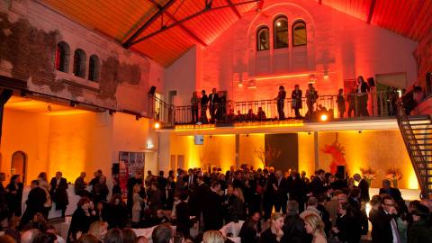 Menschenmenge bei orange, rotem licht