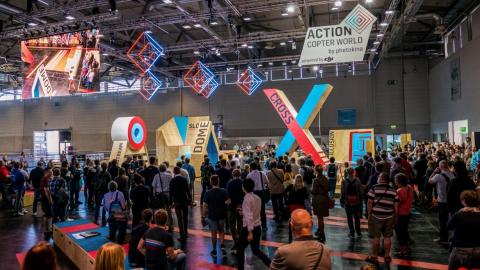 Menschenmenge, publikum, farbige objekte