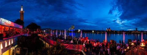 Blue hour, farbige beleuchtung, blick auf den dom, angacom