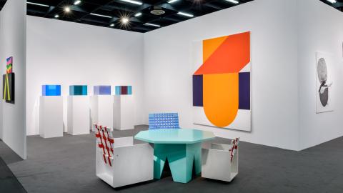 Klare linien, weisse wände, farbige kunstwerke