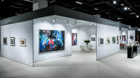 Kunstwerke reduziert dargestellt in dunkler halle