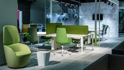 Büromöbel in grünen stoff, weisser tisch