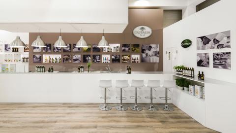 Weisser messestand mit klaren linien, olivenöl