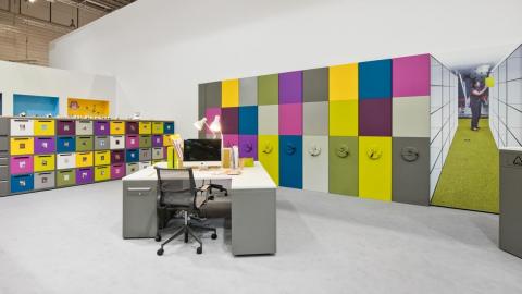 Farbige stahlmöbel, geometrisch angeordnet