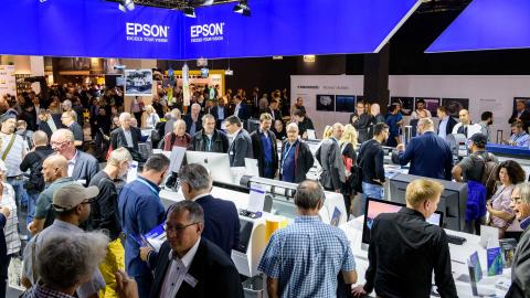 Menschenmenge am vollen stand