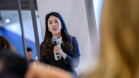 Moderatorin,mikrofon, koreanerin