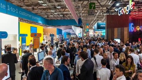 Menschenmenge an den ständen google und salesforce