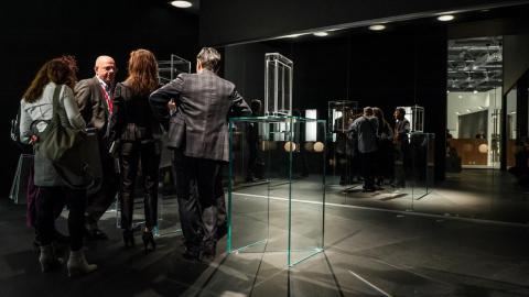 Dunkler raum mit spots auf objekte